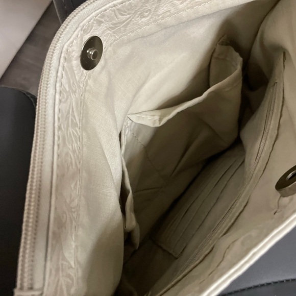 Leather Embossed Shoulder Bag Cream Color Leather - Picture 4 of 8